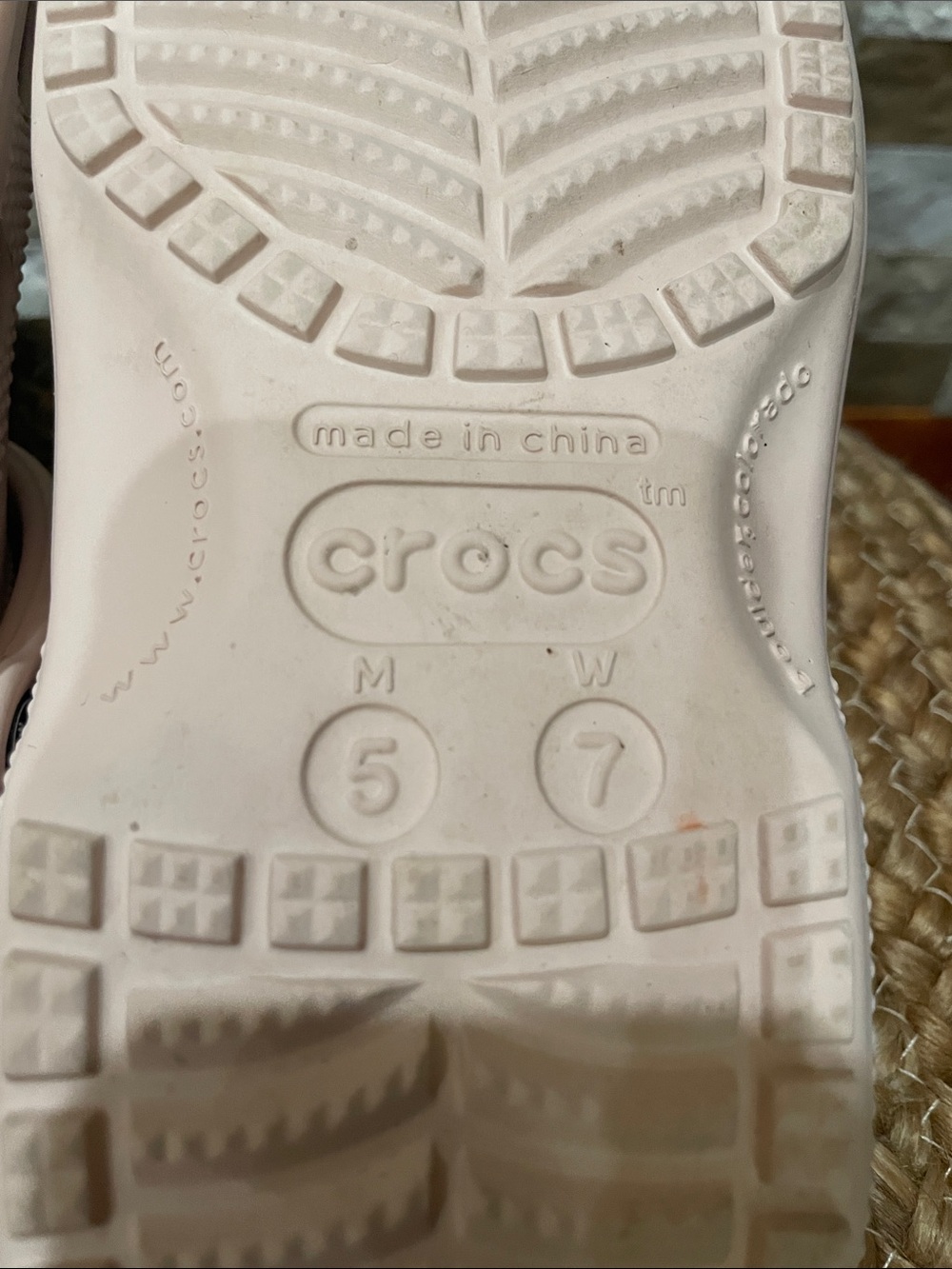 CROCS Classic Clog in Pale Pink Sz 7 - Picture 8 of 9